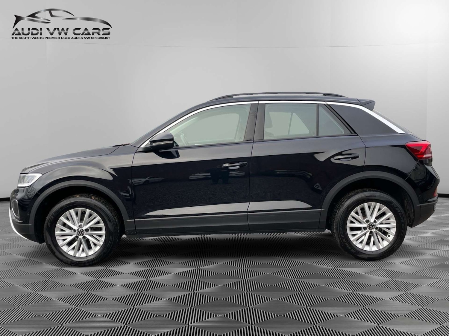 Used Volkswagen T-Roc 2024 for sale - 77398261: Photo 2