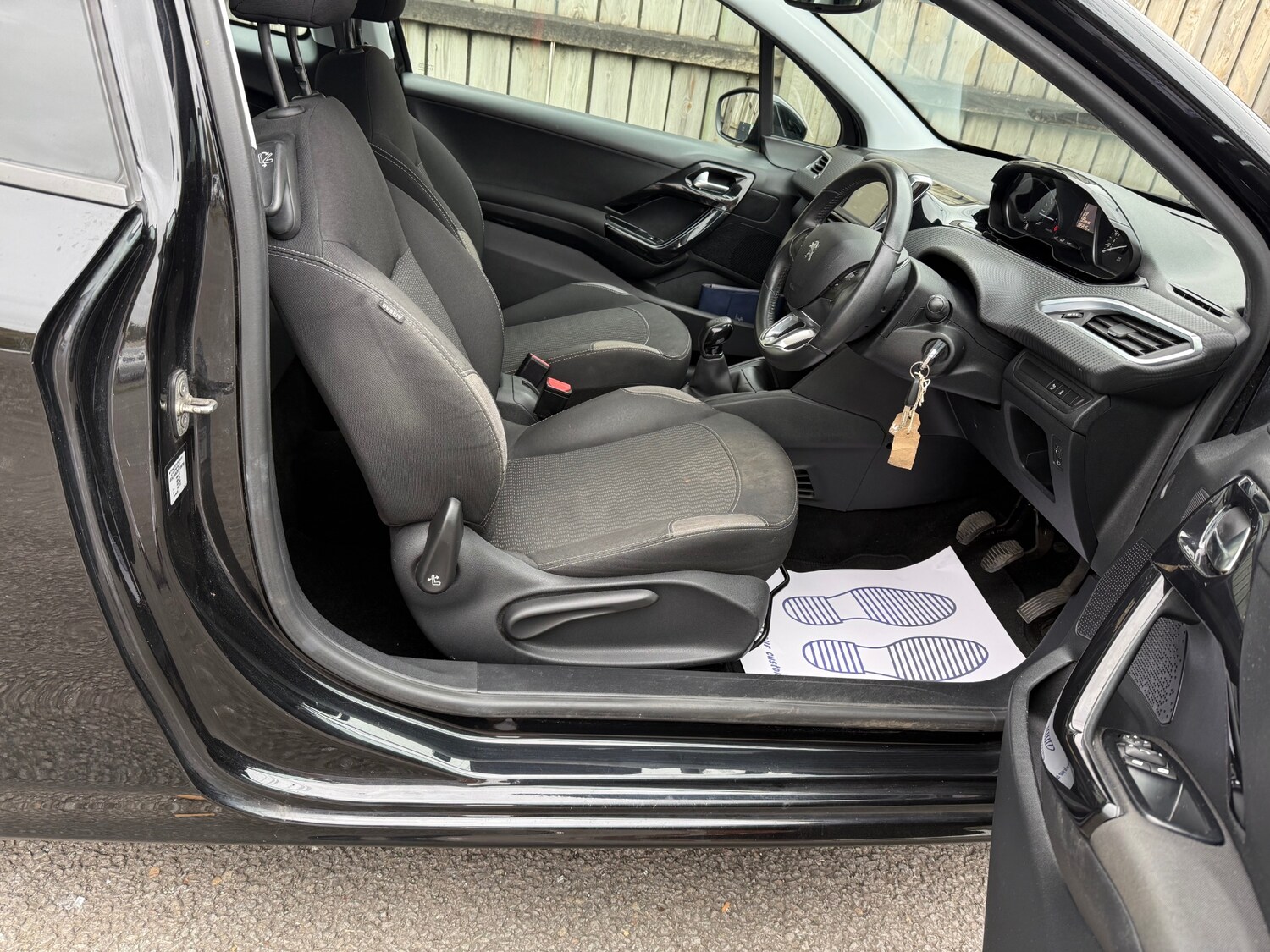 Used Peugeot 208 2015 for sale - 76355463: Photo 28