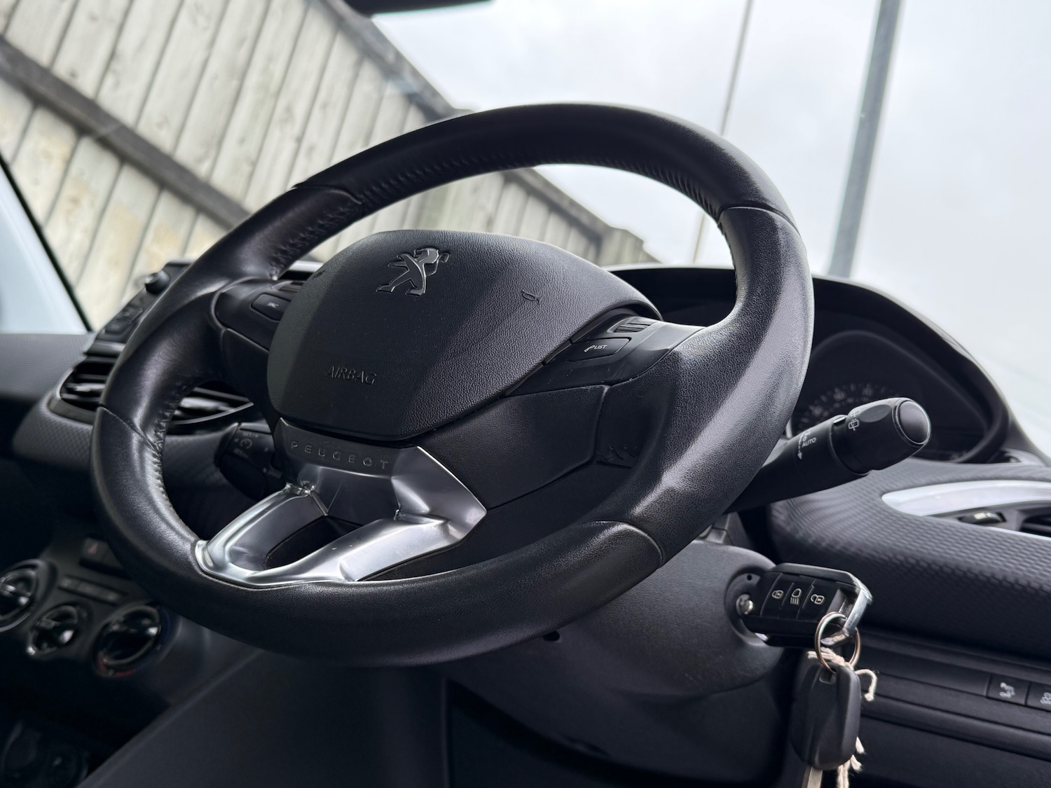 Used Peugeot 208 2015 for sale - 76355463: Photo 32