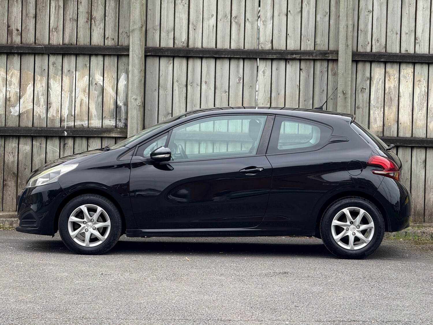 Used Peugeot 208 2015 for sale - 76355463: Photo 5