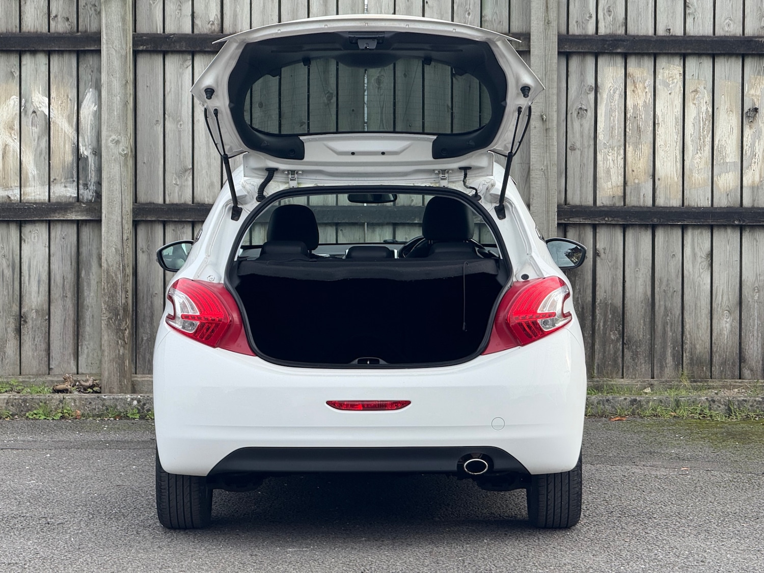 Used Peugeot 208 2014 for sale - 76413403: Photo 18