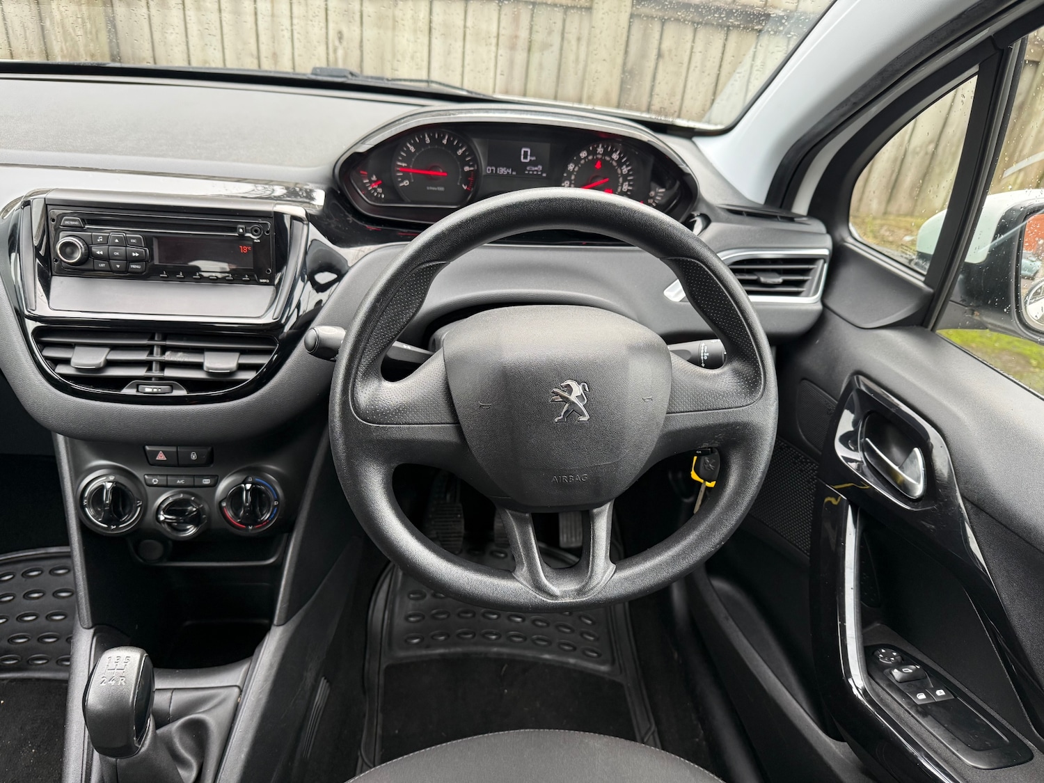 Used Peugeot 208 2012 for sale - 76525932: Photo 29