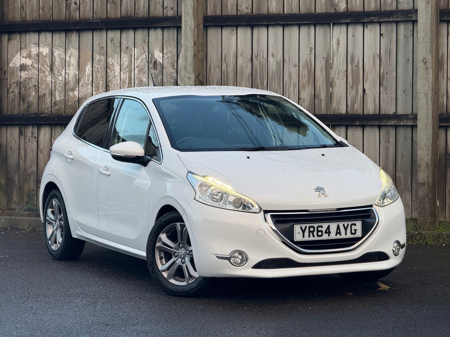 Used Peugeot 208 2014 for sale - 76430633: Photo 2