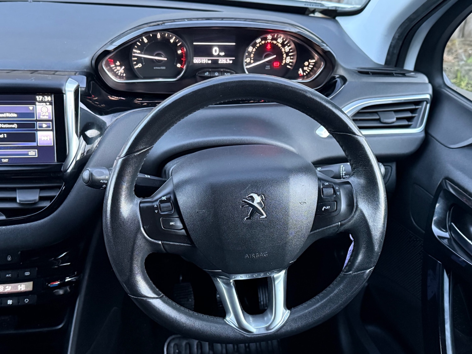 Used Peugeot 208 2014 for sale - 76430633: Photo 25