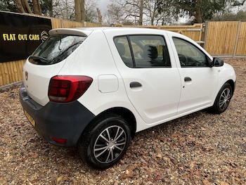 Used Dacia Sandero 2017 for sale - 76964312: Photo