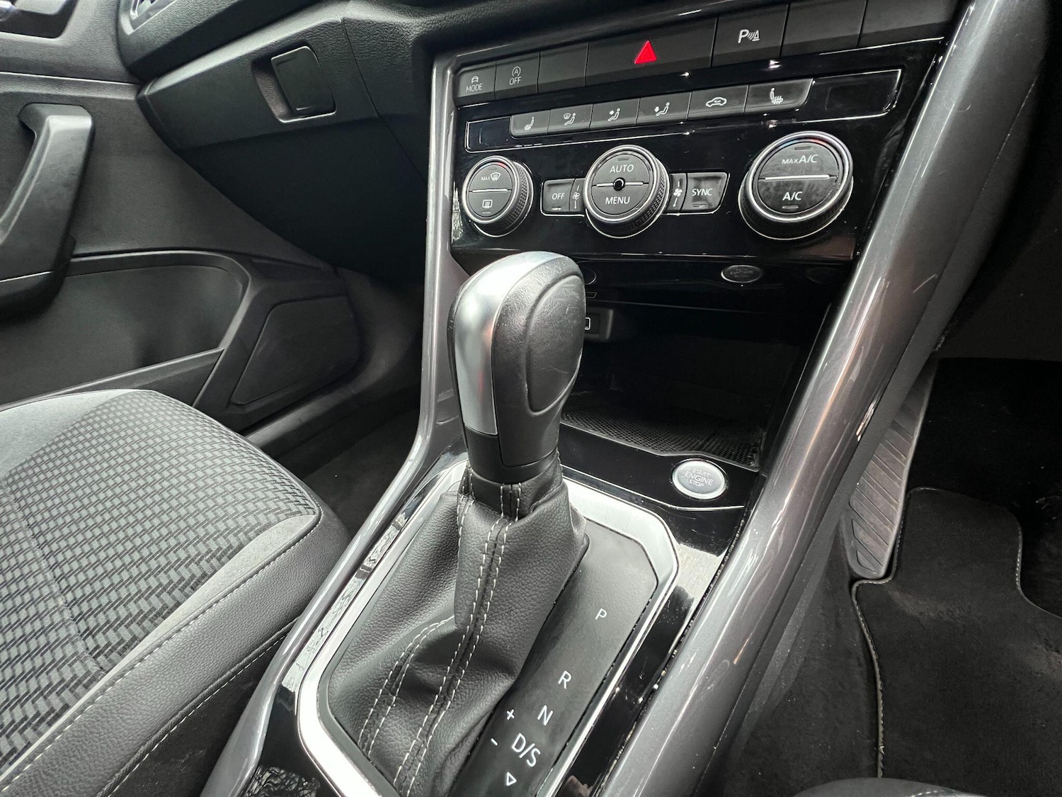 Used Volkswagen T-Roc 2019 for sale - 77175735: Photo 2