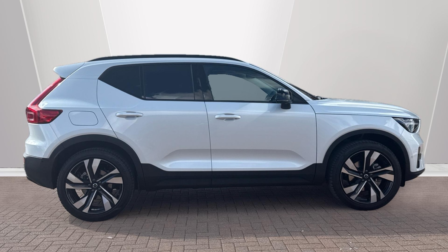 Used Volvo XC40 2025 for sale - 76899054: Photo 3
