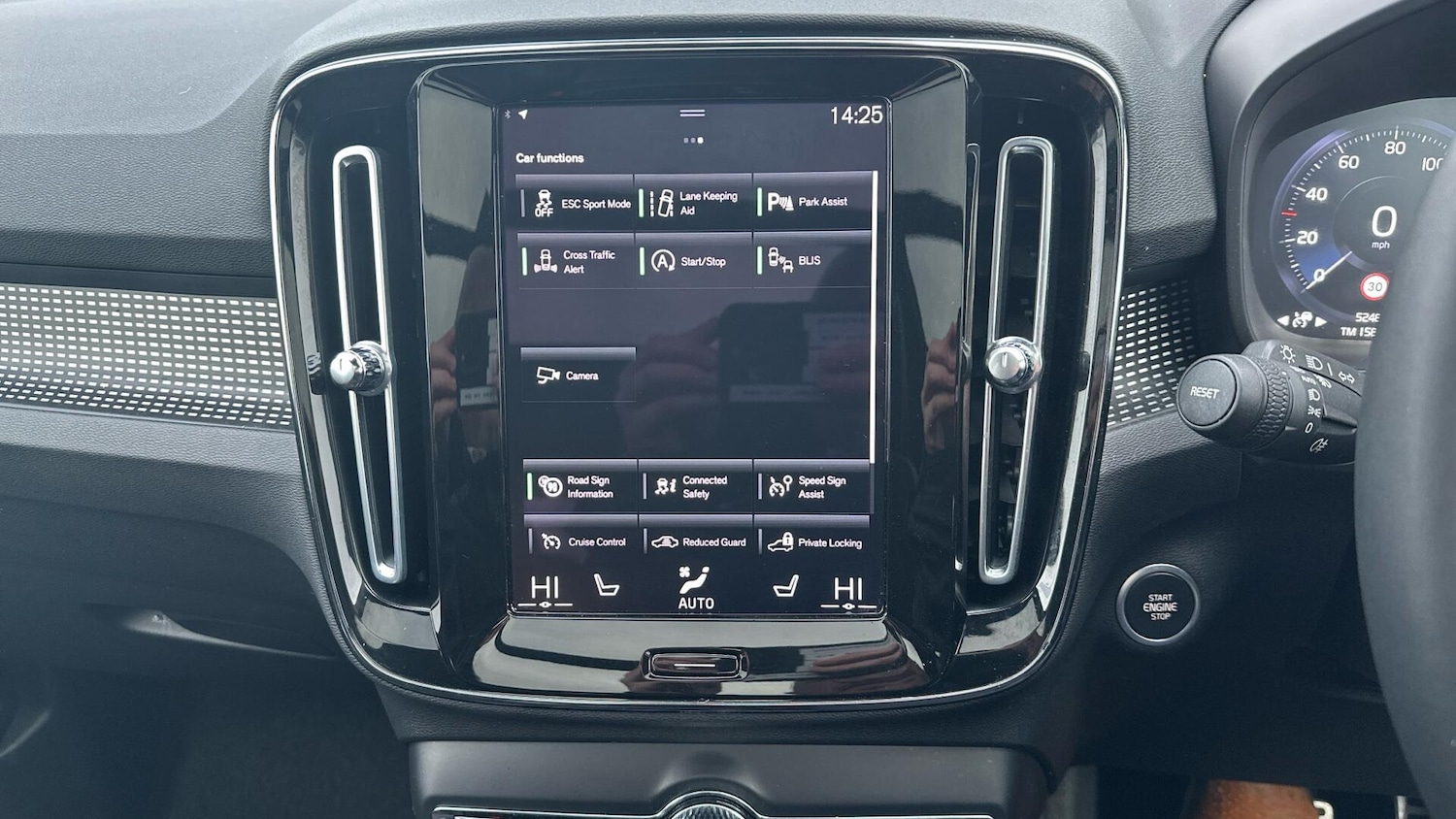 Used Volvo XC40 for sale - 77268122: Photo 25