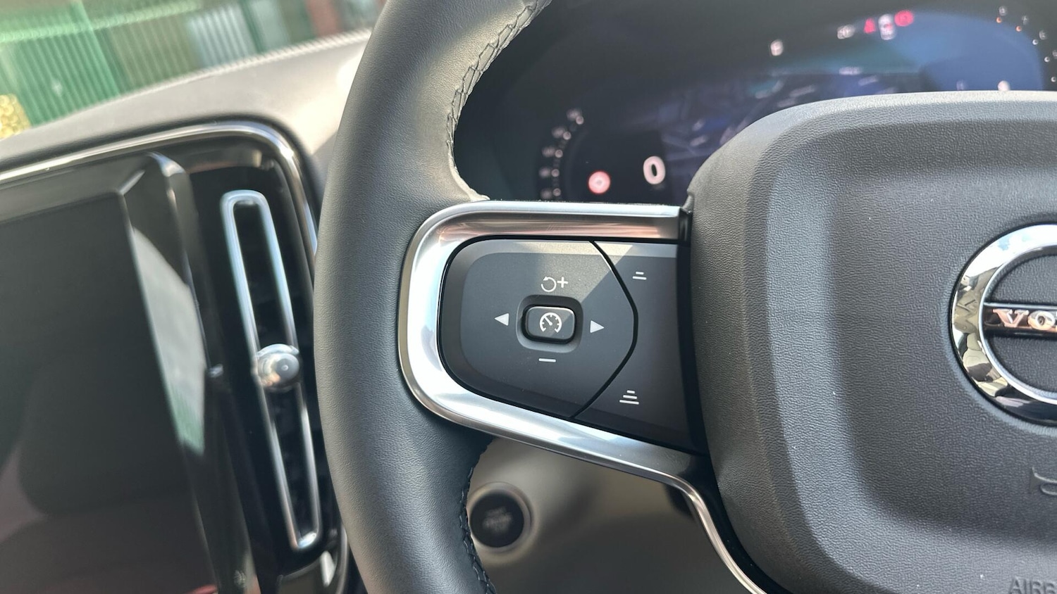 Used Volvo XC40 2025 for sale - 76307281: Photo 19