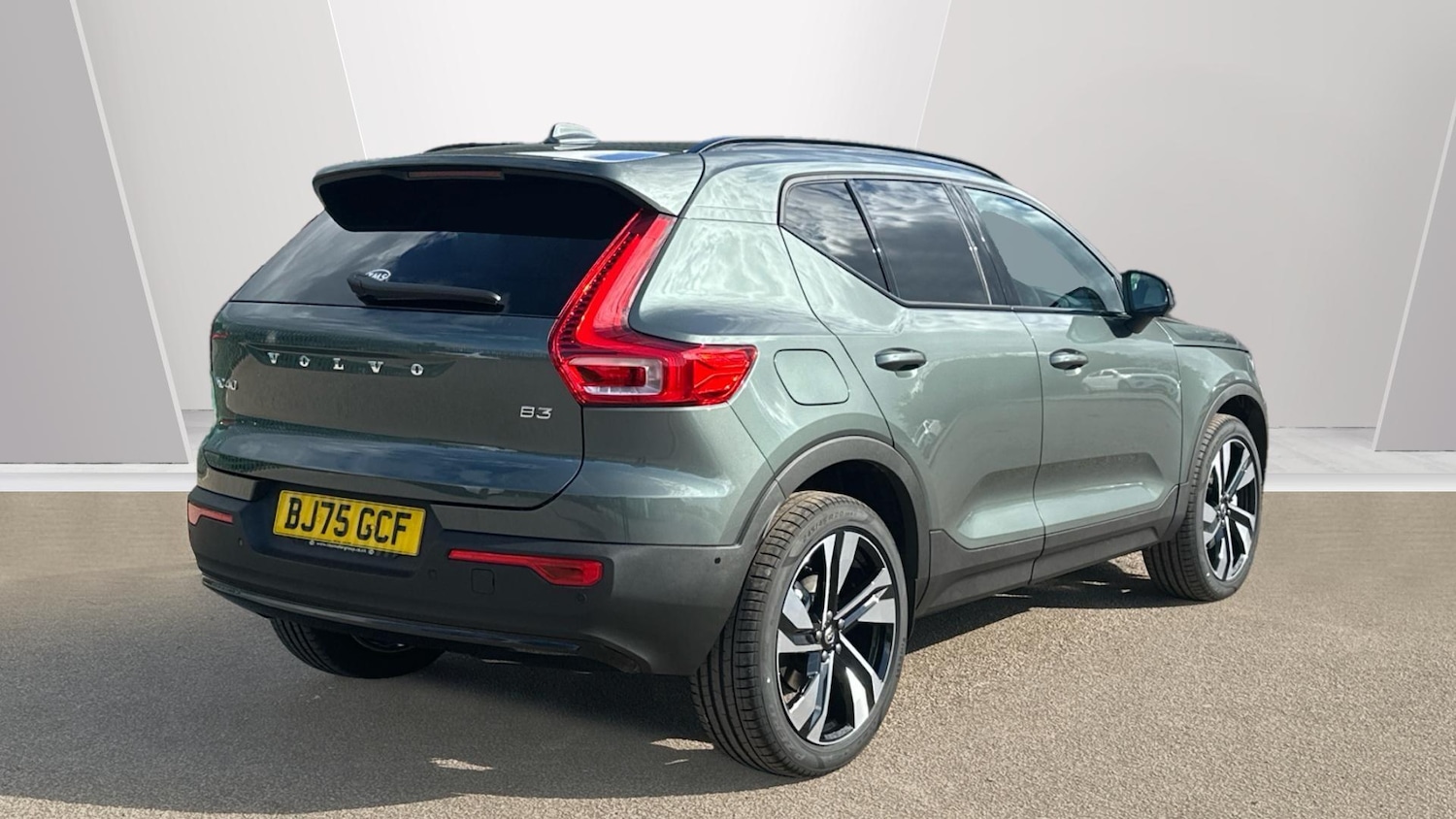 Used Volvo XC40 2025 for sale - 76307281: Photo 2