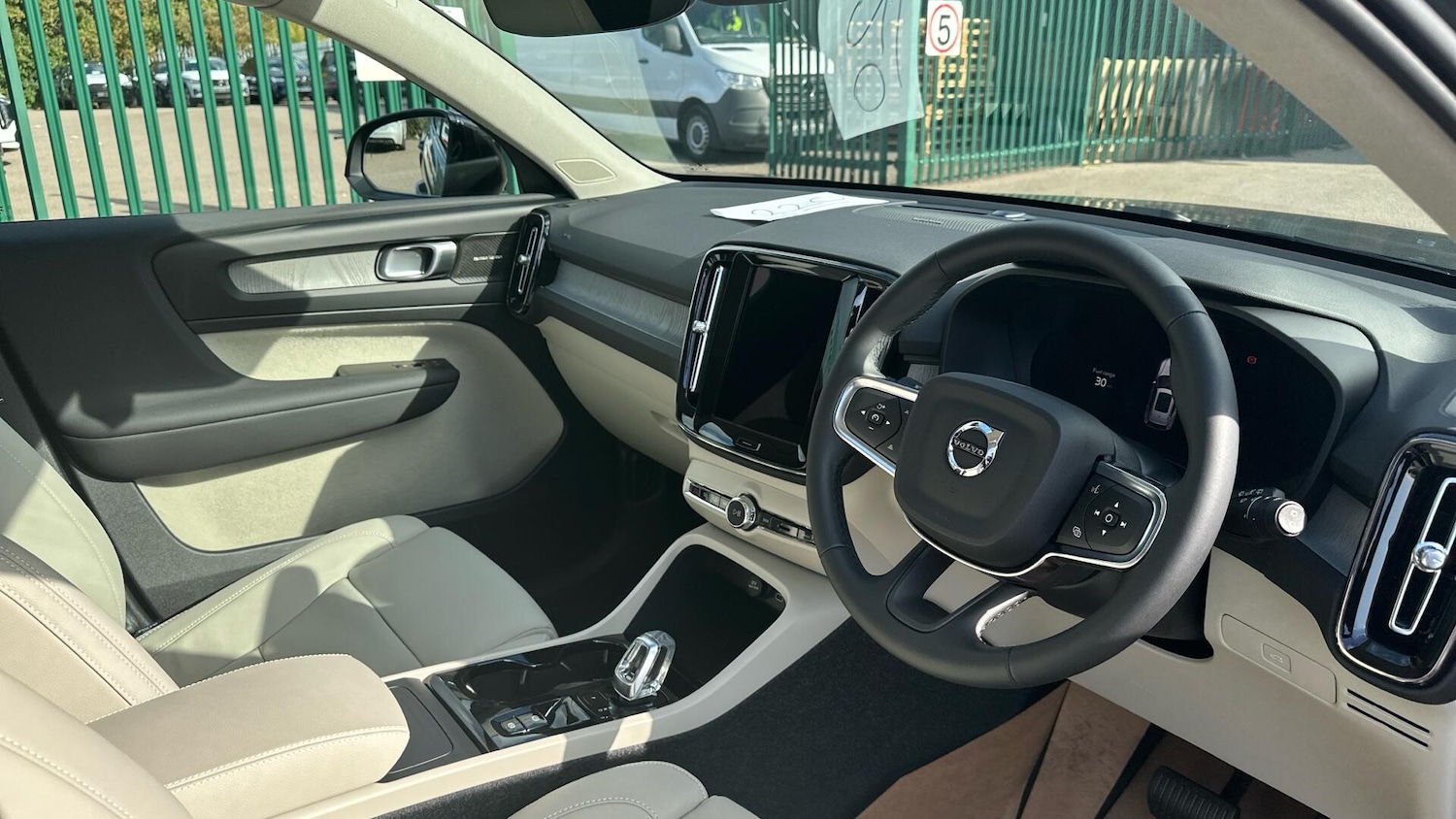 Used Volvo XC40 2025 for sale - 76307281: Photo 4