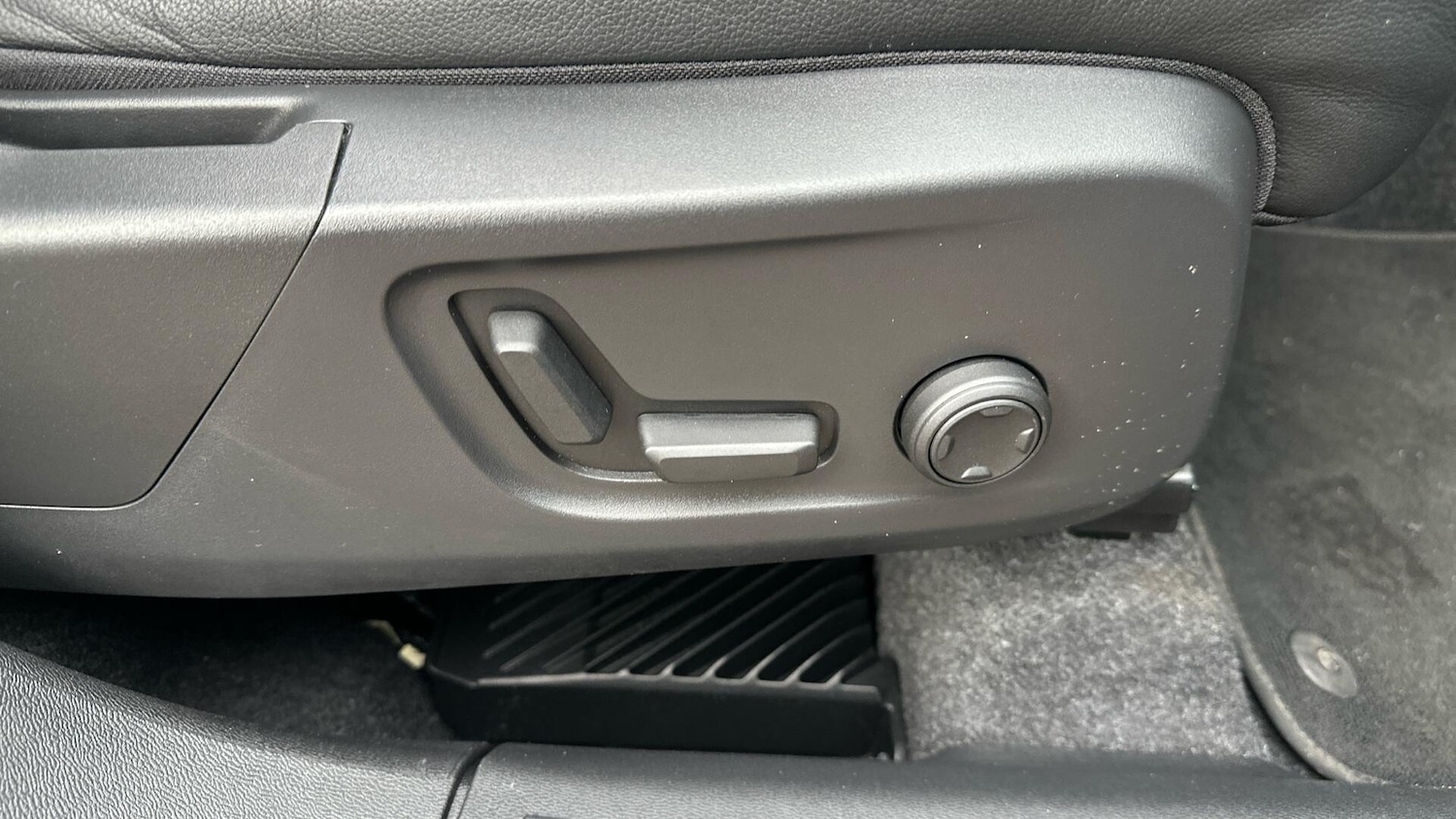 Used Volvo XC40 for sale - 77238536: Photo 24