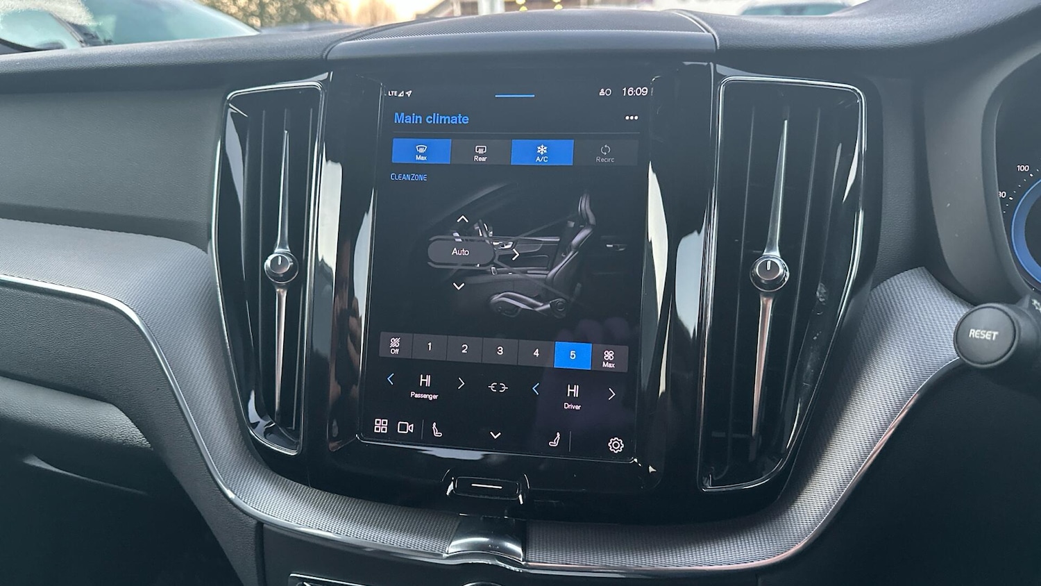 Used Volvo XC60 2021 for sale - 76942422: Photo 49