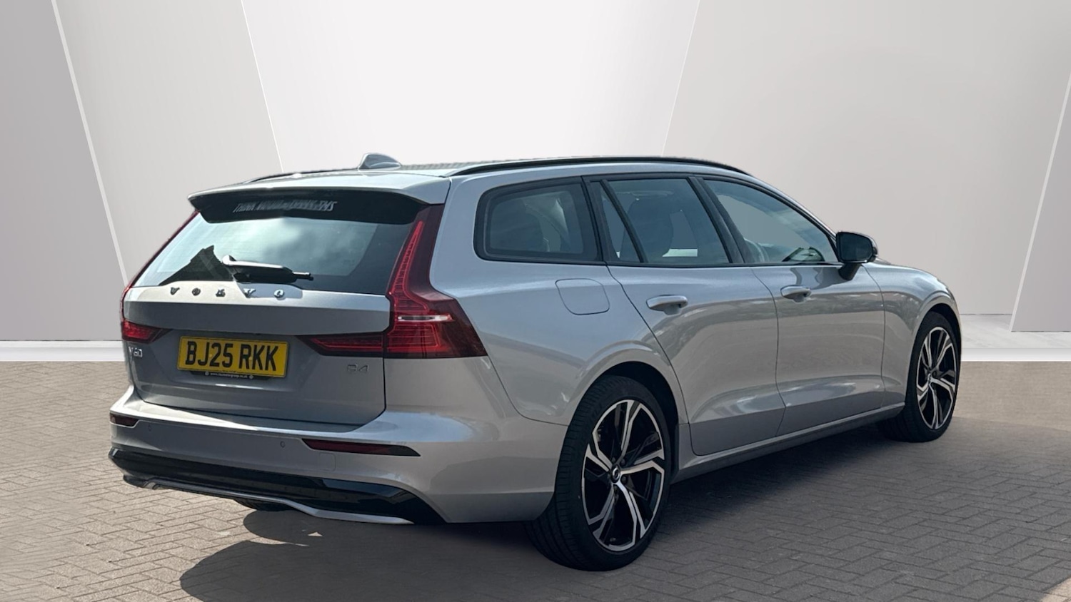 Used Volvo V60 2025 for sale - 76306981: Photo 2