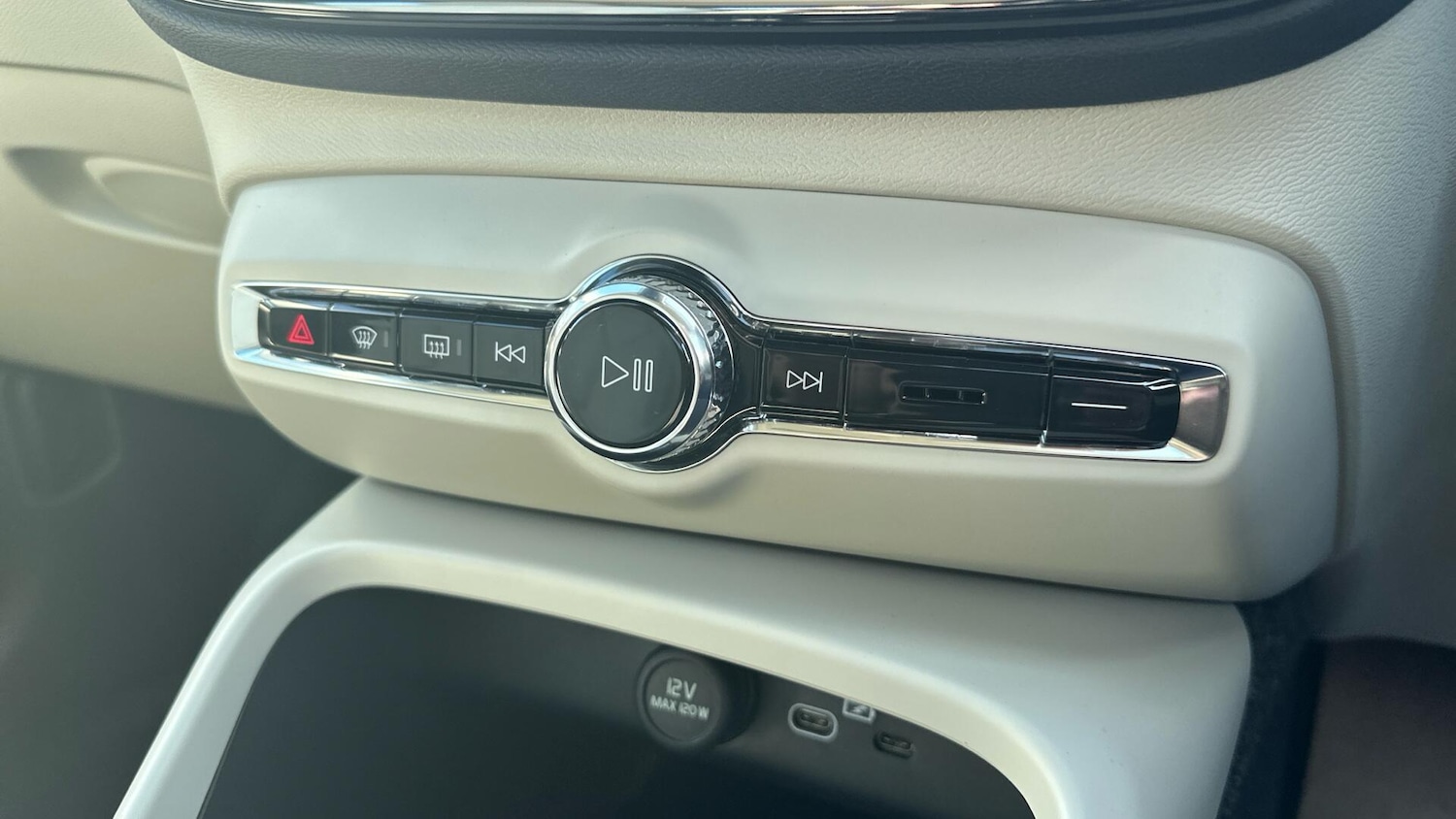 Used Volvo XC40 2025 for sale - 76926496: Photo 50