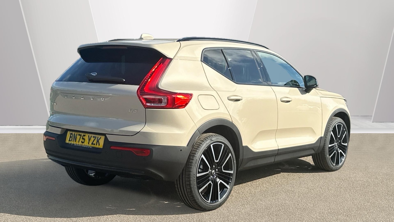 Used Volvo XC40 2025 for sale - 77331527: Photo 2