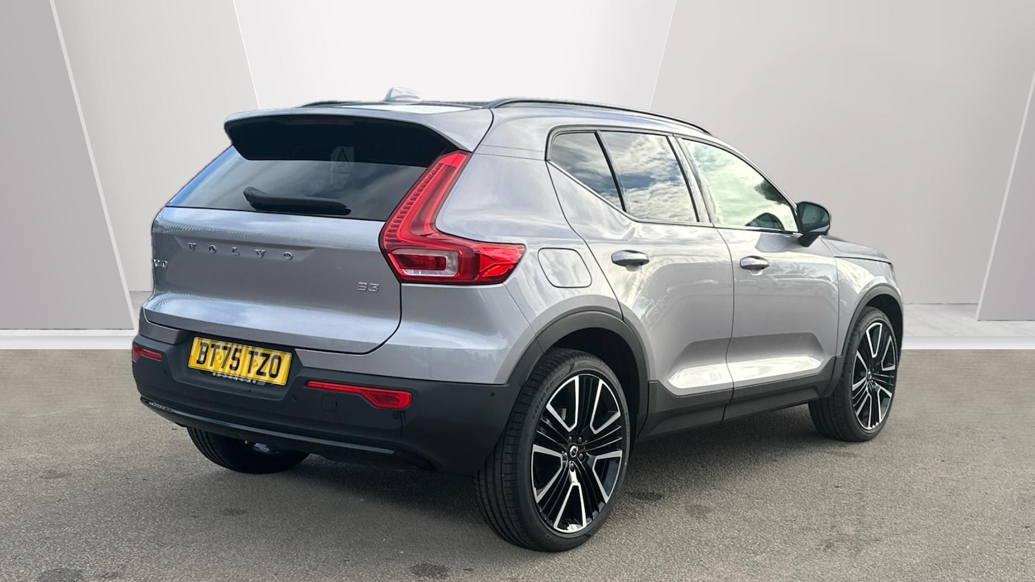 Used Volvo XC40 for sale - 76658589: Photo 2
