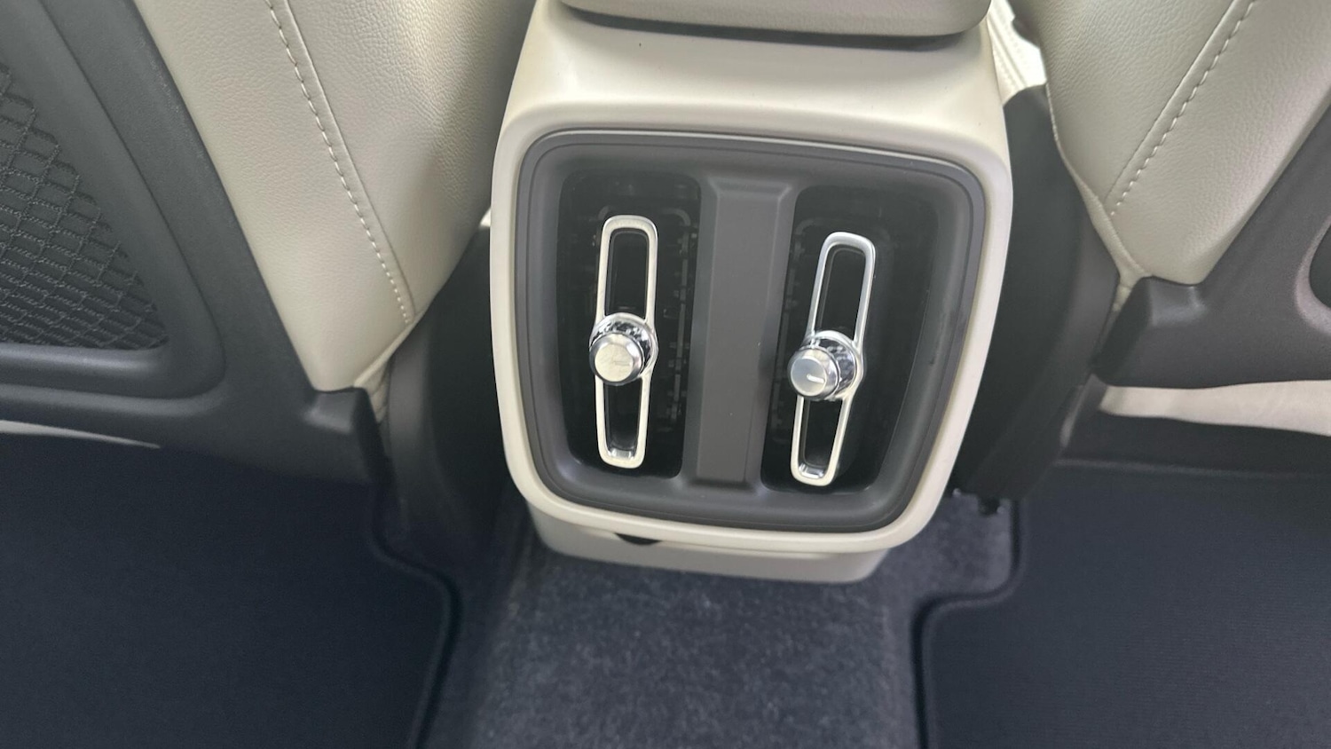 Used Volvo XC40 for sale - 76658589: Photo 32