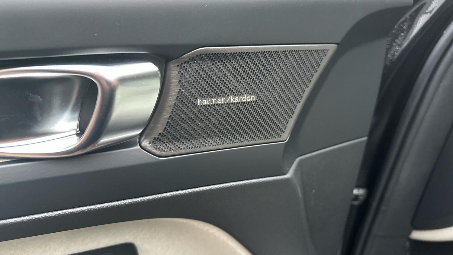 Used Volvo XC40 for sale - 77670555: Photo 44