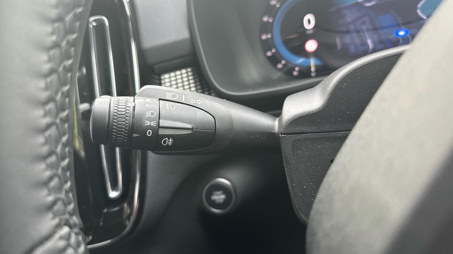 Used Volvo XC40 2025 for sale - 76307635: Photo 18