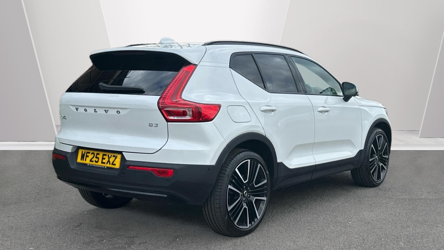Used Volvo XC40 2025 for sale - 76307635: Photo 2