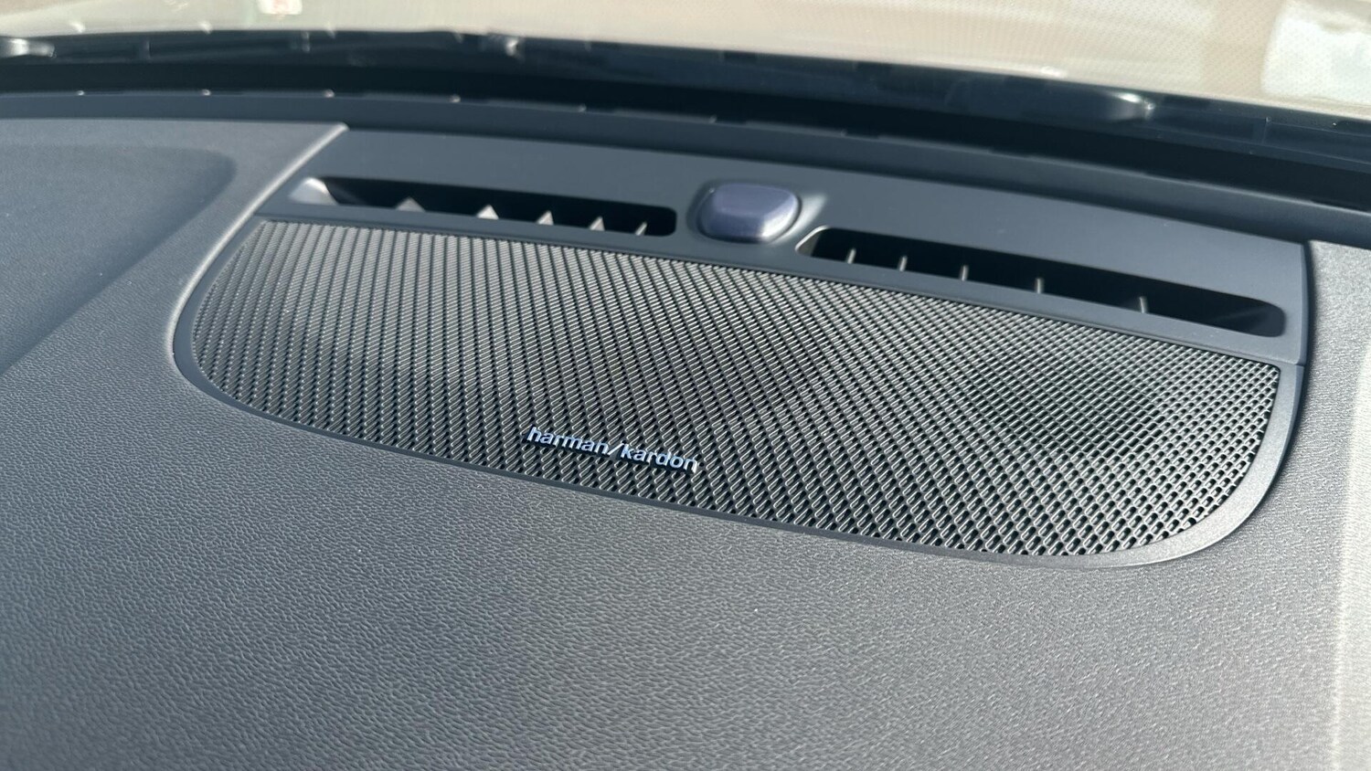 Used Volvo XC40 2025 for sale - 77672977: Photo 23