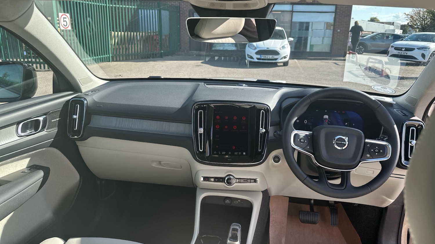 Used Volvo XC40 2025 for sale - 77672977: Photo 5