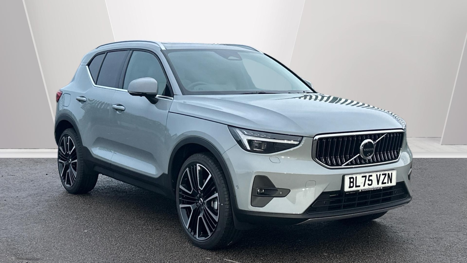Used Volvo XC40 2025 for sale - 76918515: Photo 1