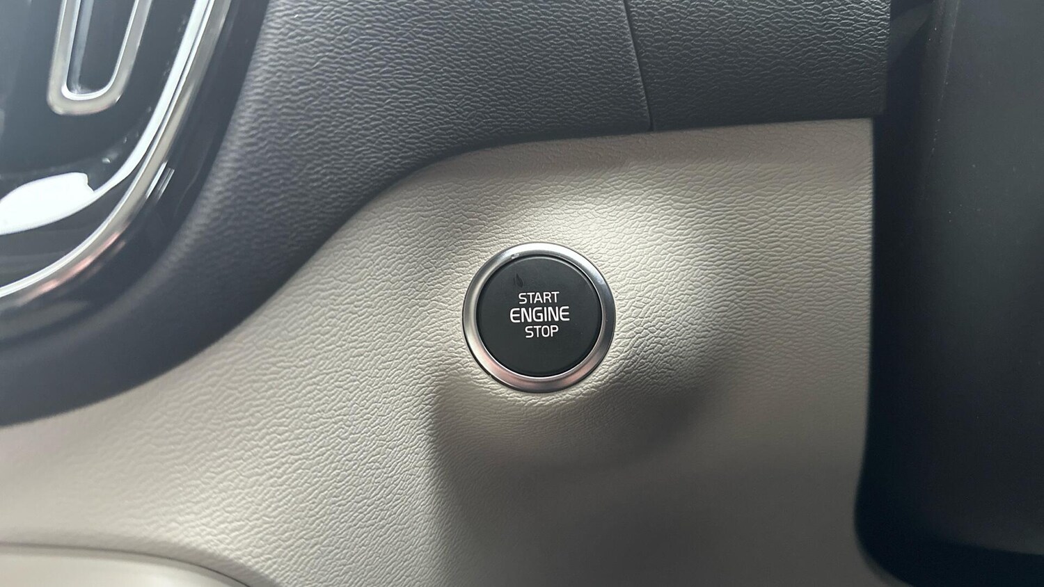 Used Volvo XC40 2025 for sale - 76307752: Photo 25