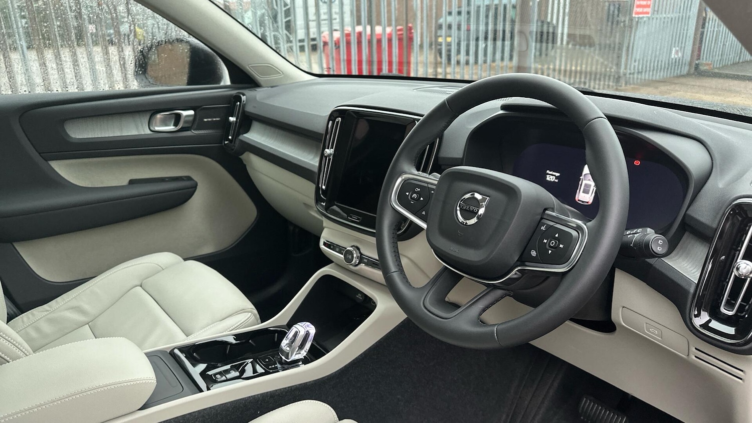 Used Volvo XC40 2025 for sale - 76307752: Photo 4