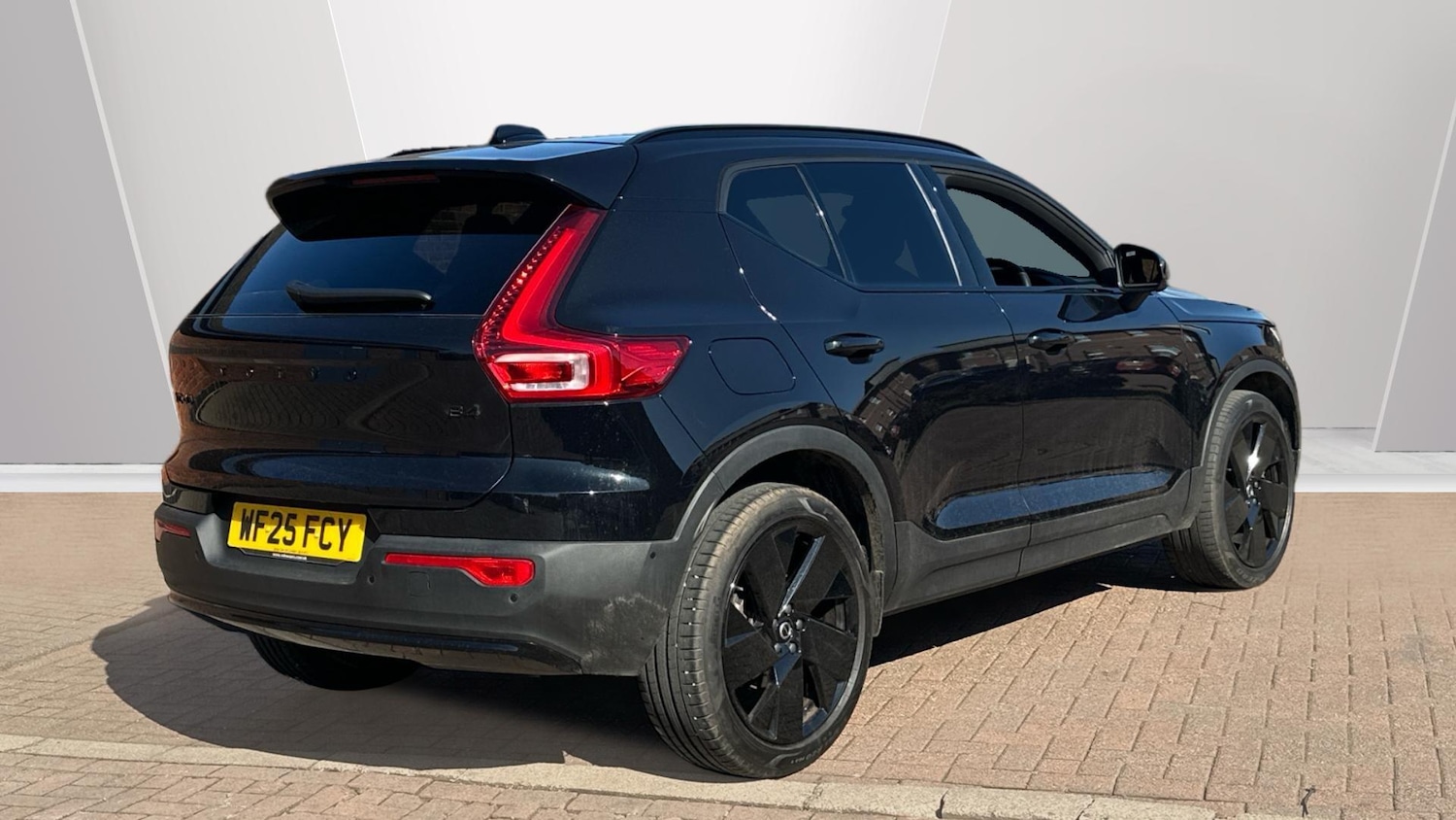 Used Volvo XC40 2025 for sale - 78047773: Photo 2