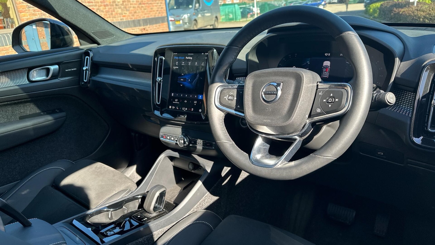 Used Volvo XC40 2025 for sale - 78047773: Photo 4