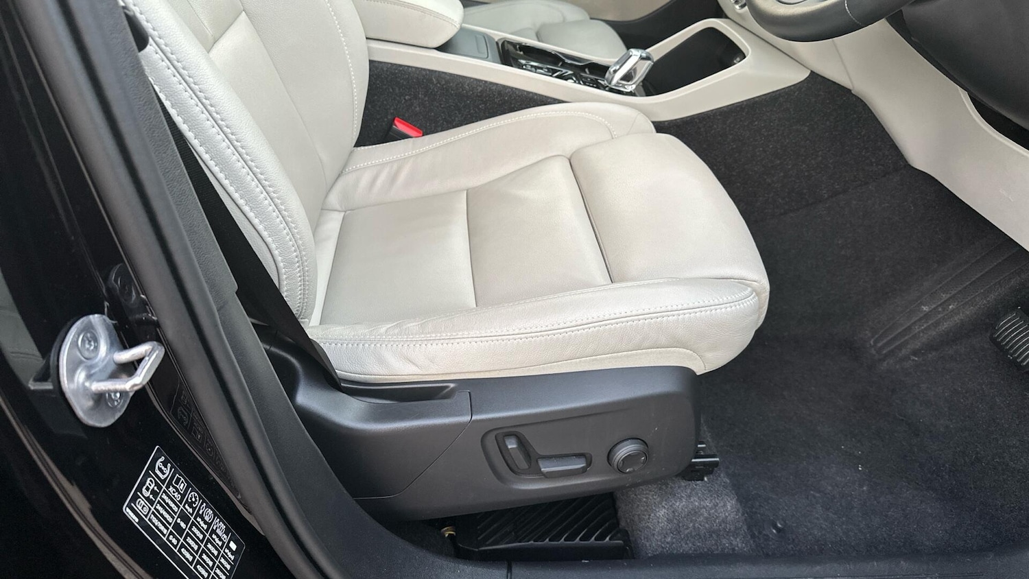 Used Volvo XC40 2025 for sale - 76408591: Photo 28