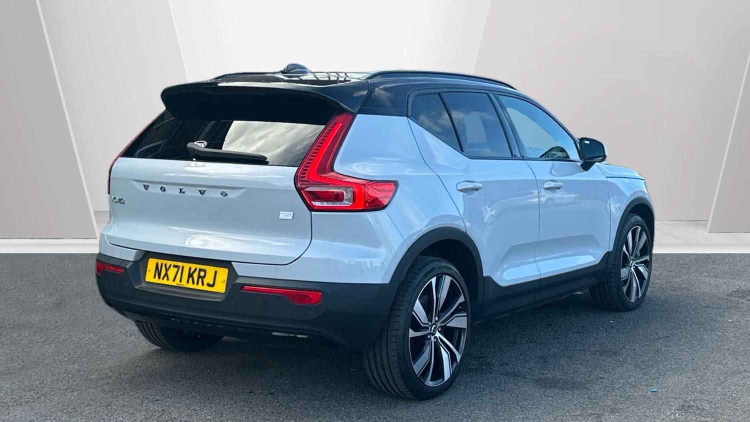 Used Volvo XC40 2021 for sale - 76306219: Photo 2