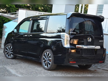 Used Honda Stepwagon for sale - 76122145: Photo 2