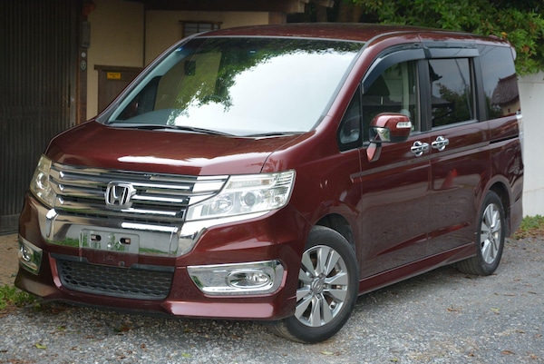 Used Honda Stepwagon for sale - 76121261: Photo 1