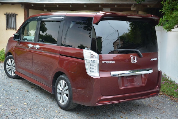 Used Honda Stepwagon for sale - 76121261: Photo 2
