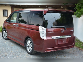Used Honda Stepwagon for sale - 76121261: Photo 2