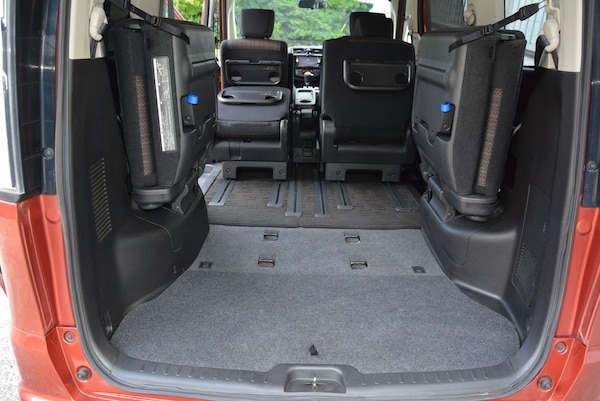 Used Nissan Serena for sale - 76151767: Photo 2