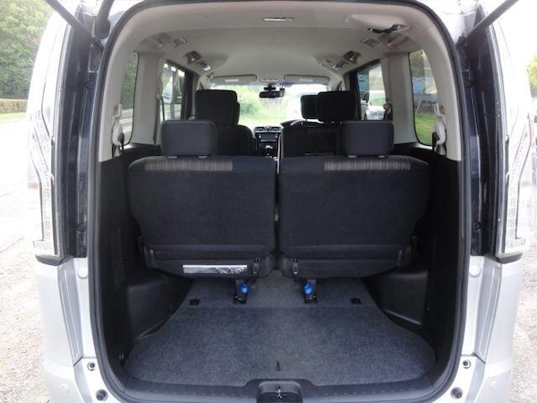 Used Nissan Serena for sale - 76151344: Photo 16