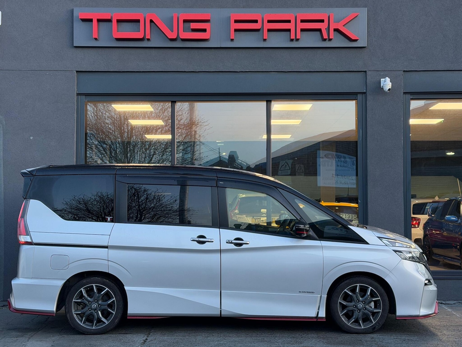 Used Nissan Serena for sale - 77163010: Photo 11