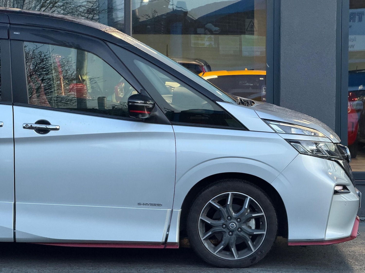 Used Nissan Serena for sale - 77163010: Photo 13