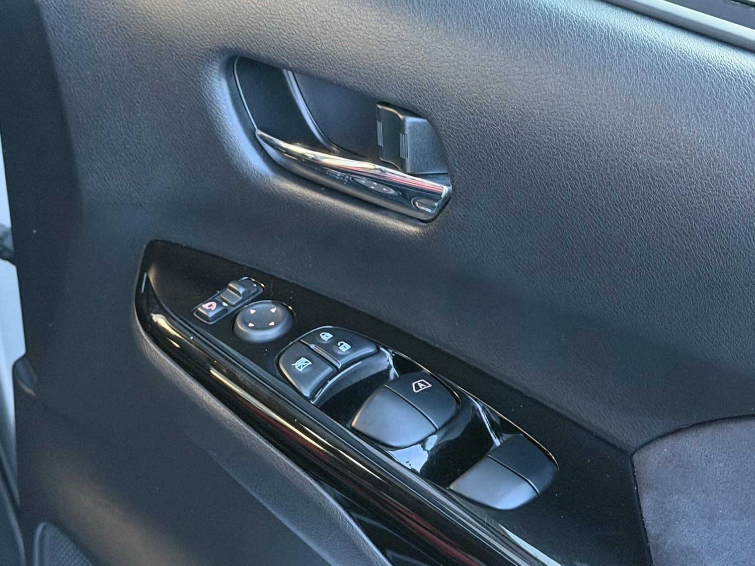 Used Nissan Serena for sale - 77163010: Photo 17