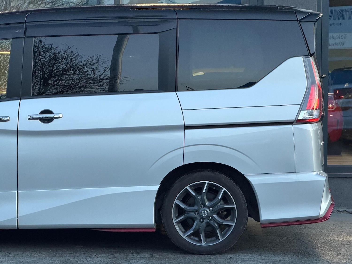 Used Nissan Serena for sale - 77163010: Photo 7