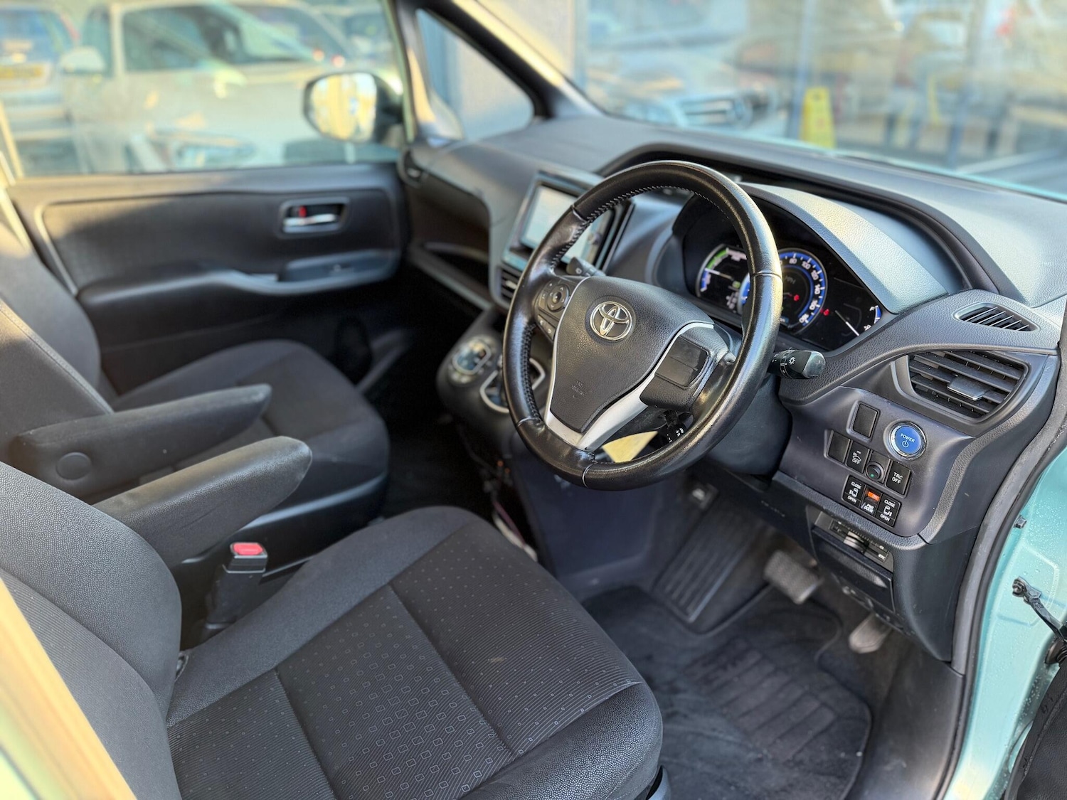 Used Toyota Voxy for sale - 77103536: Photo 16