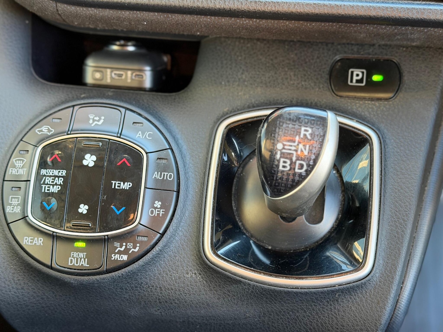 Used Toyota Voxy for sale - 77103536: Photo 23