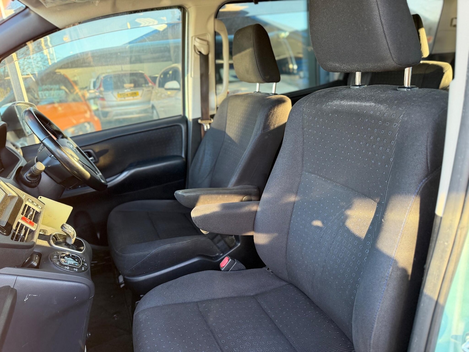 Used Toyota Voxy for sale - 77103536: Photo 33