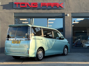 Used Toyota Voxy 2014 for sale - 77103536: Photo