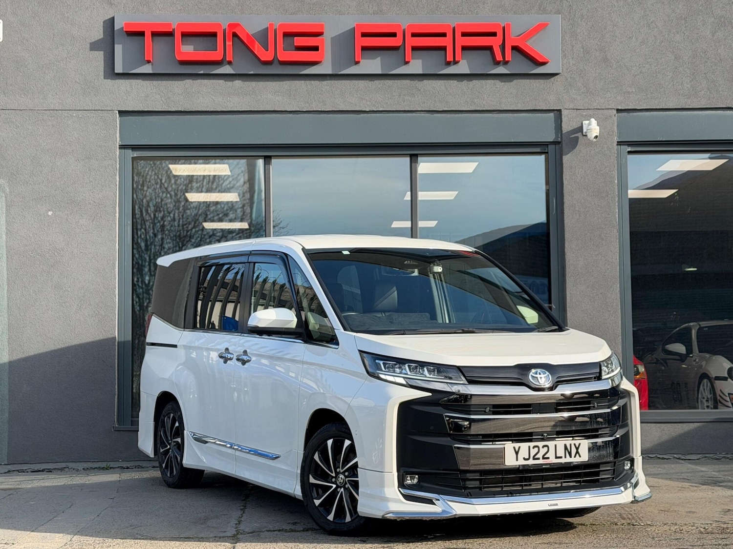 Used Toyota Noah for sale - 78047128: Photo 1