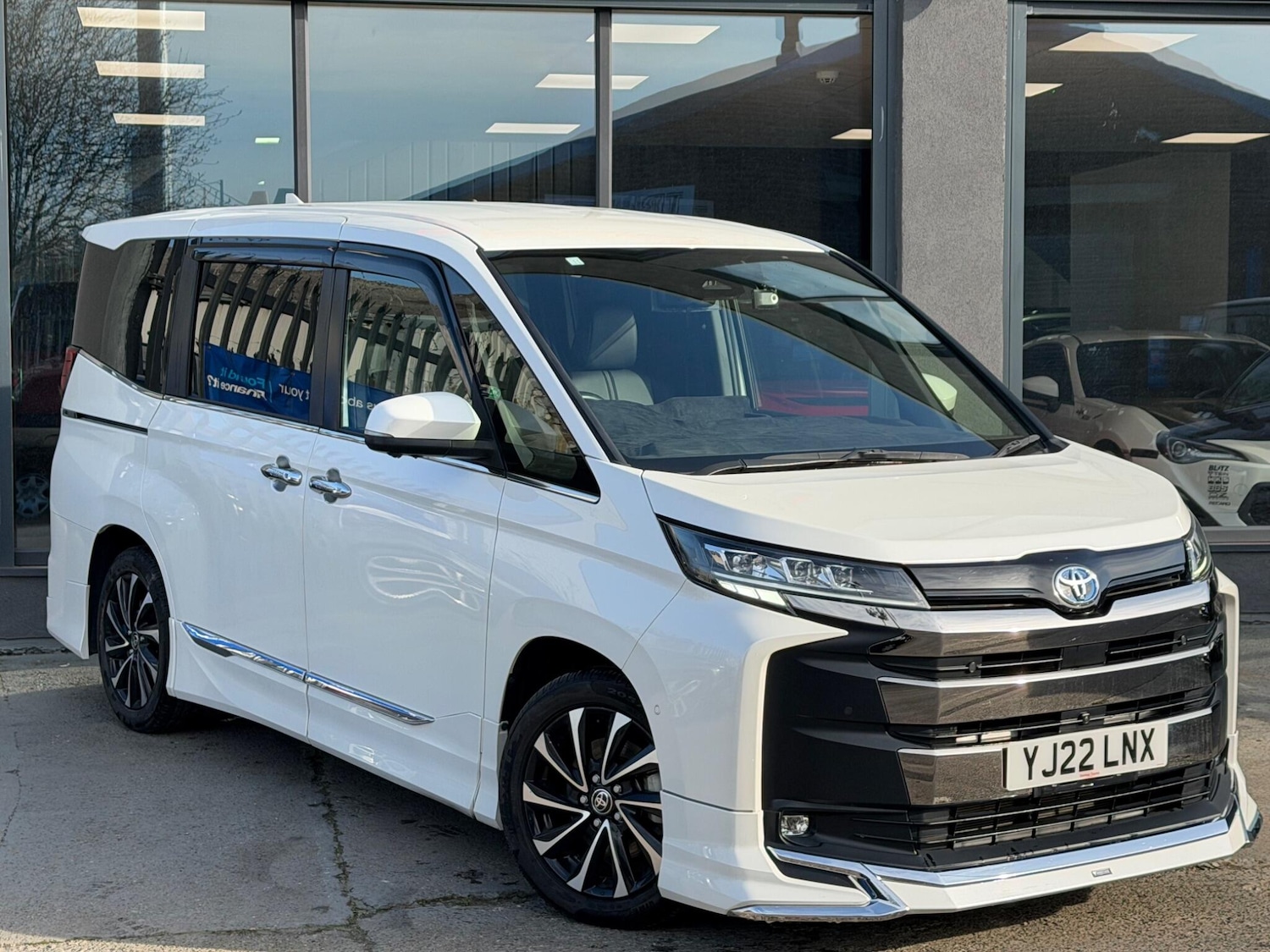 Used Toyota Noah for sale - 78047128: Photo 2